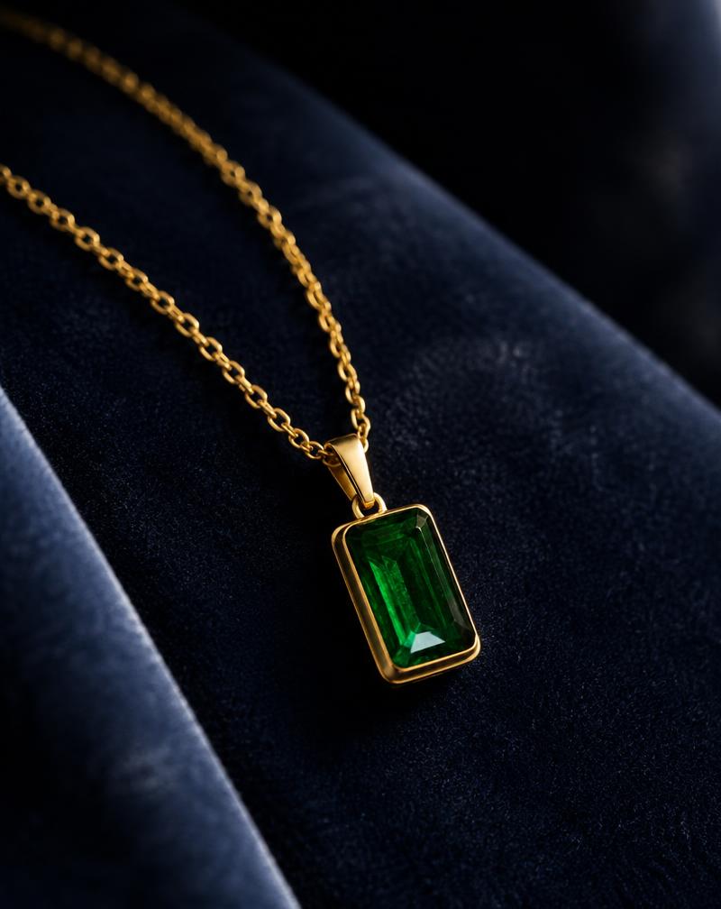 Joia em ouro com pedra verde